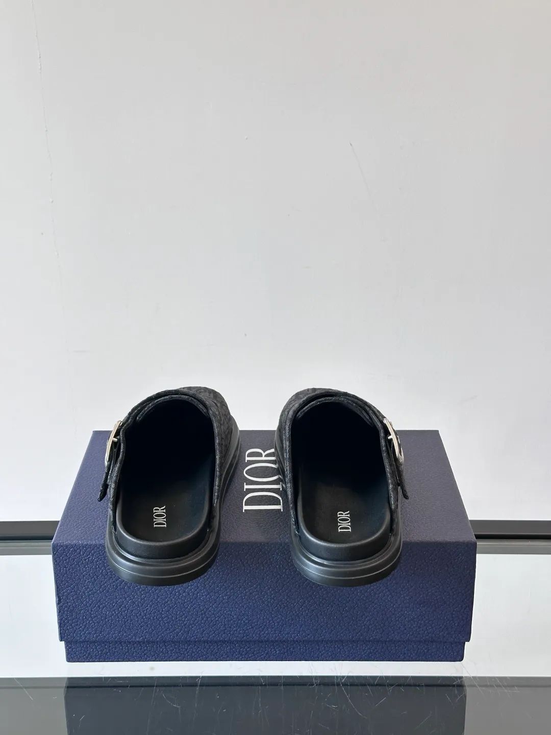 P360 Dior's new mules are new. I think closed-toe mules are really cool for boys. They are Dior's most classic oblique print and are fashionable and comfortable. These Dior Aqua mules combine modern style and classic design. Beige and black Oblique printed fabric upper with adjustable straps and a metal-clad copper alloy Dior buckle for added style. Paired with black leather, rubber and EVA notch soles, they can be easily paired with a variety of casual outfits. size: 38-45 (38.45 customized)